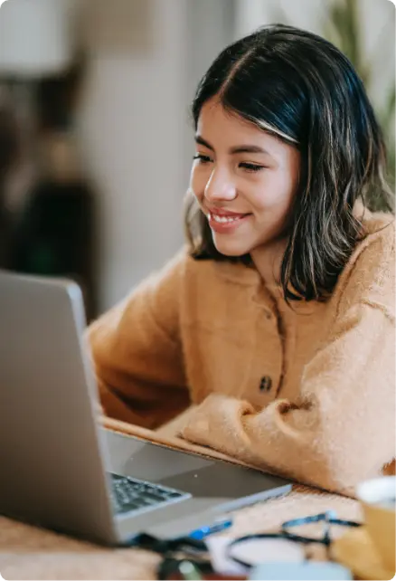 femme souriante qui a compris comment gérer son entreprise grâce aux processus