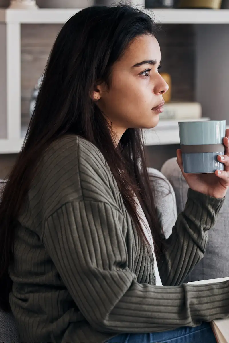 Jeune femme pensive montrant la réflexion face à la comparaison