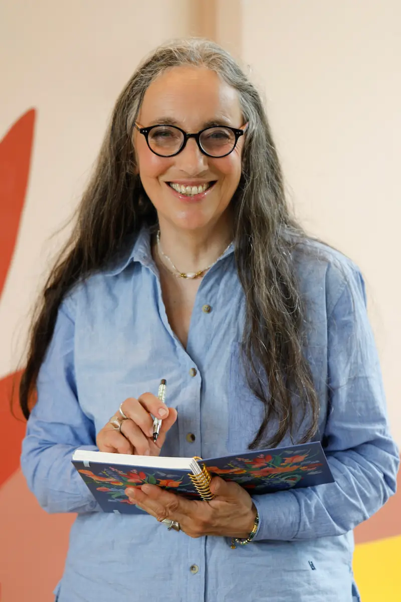 femme souriante qui a compris que tout le monde n'est pas fait pour entreprendre.