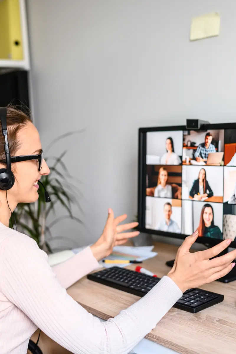 Personne épanouie en appel client : jolie représentation de quelqu'un qui a réussi à fixer ses limites à ses clients.