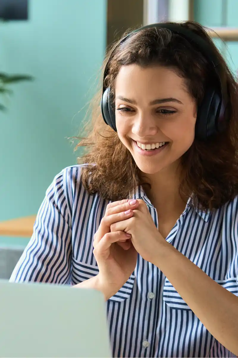 jeune femme souriante qui représente la confiance en soi.