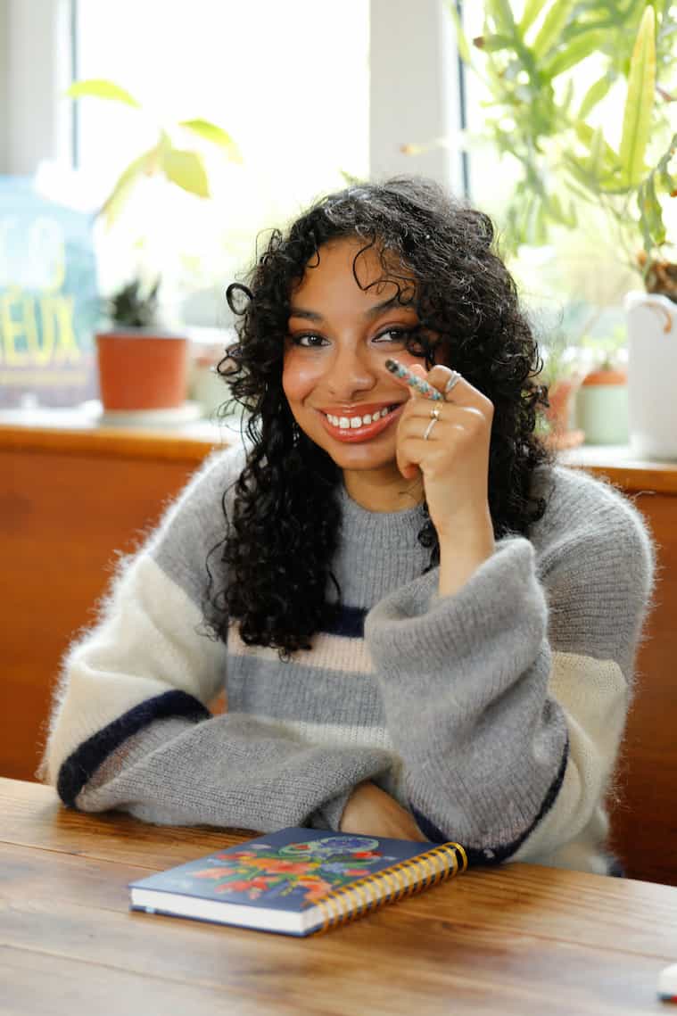 entrepreneuse souriante qui a clairement compris comment identifier les signes du burn-out du dirigeant