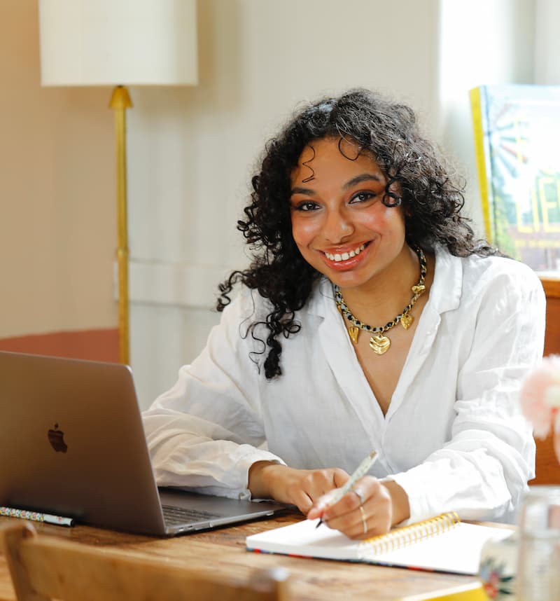 Nora fondatrice introvertie de Smooth ta Boite souriant à son bureau